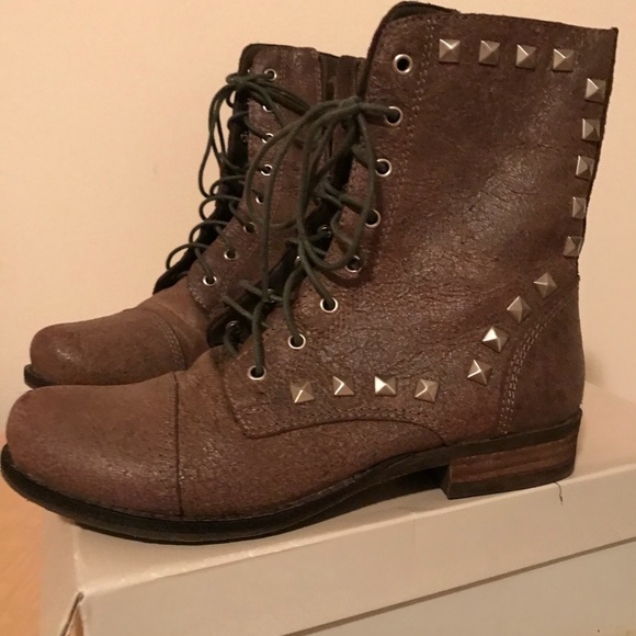 BCBGeneration EUC Boots BG-VARIK Size 8M Timber - Picture 2 of 2